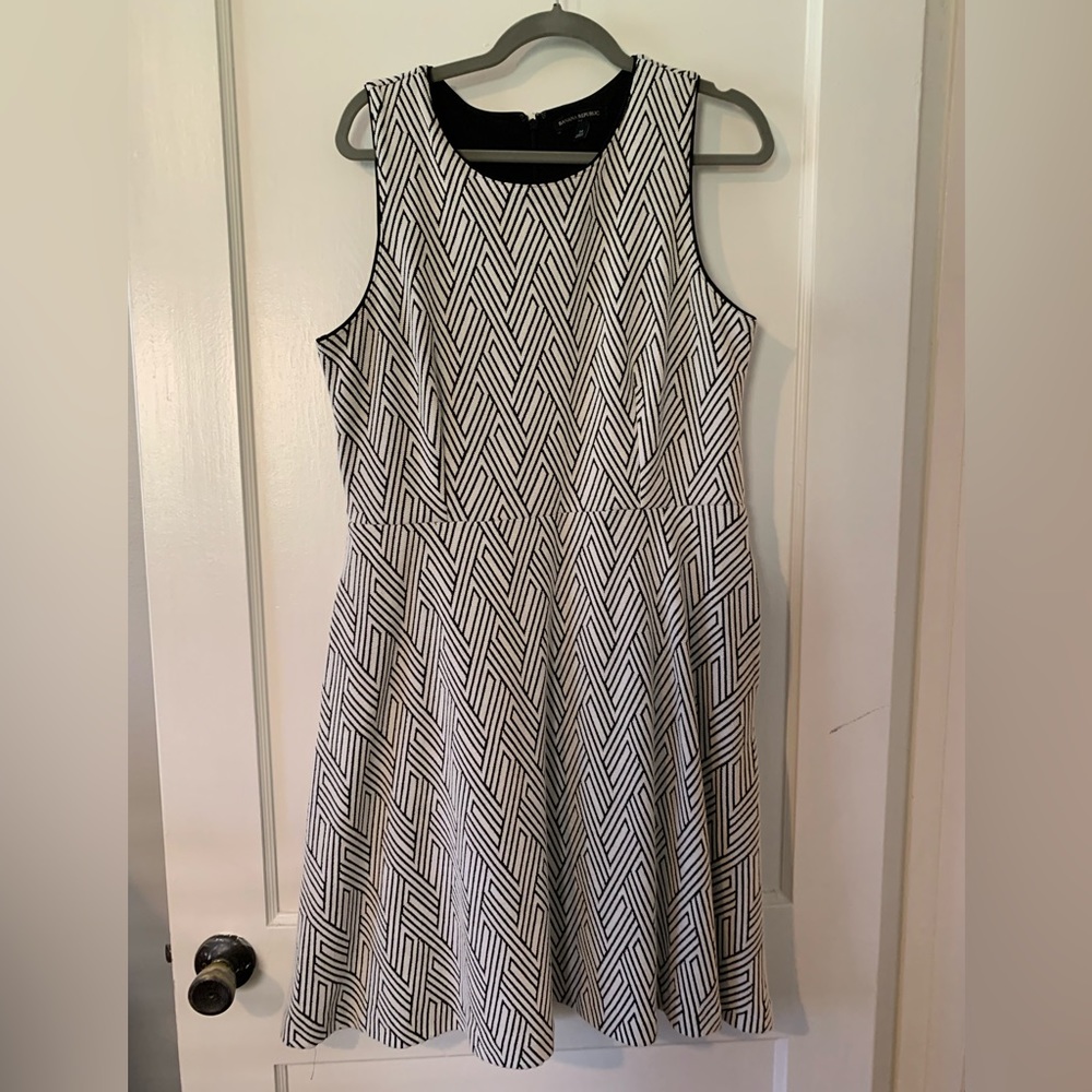 Women’s Banana Republic Factory geo knit dress. Sleeveless. Size 14. Pockets!